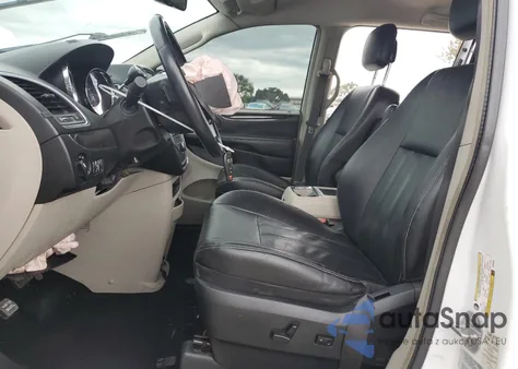 2015 Chrysler Town & Country Touring z USA, uszkodzony, nr VIN 2C4RC1BG9FR538953